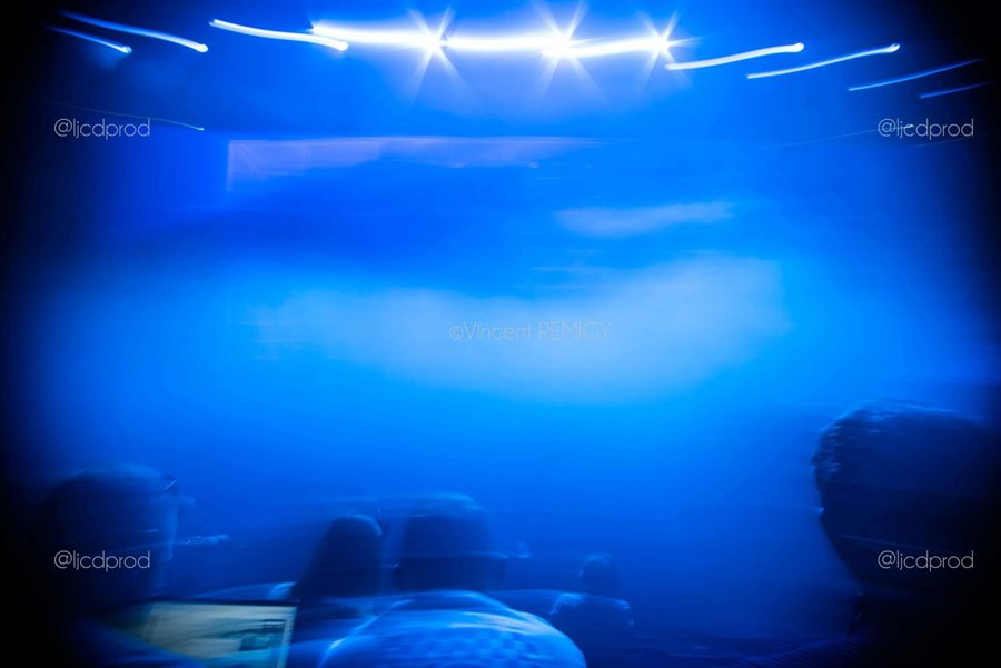 Blue Conference — tirage d'art The Lions, conférence de presse baignée de lumière bleue