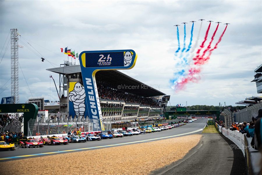 Photo Start Le Mans — tirage d'art The Lions, la grille des 24 Heures du Mans survolée par la Patrouille de France