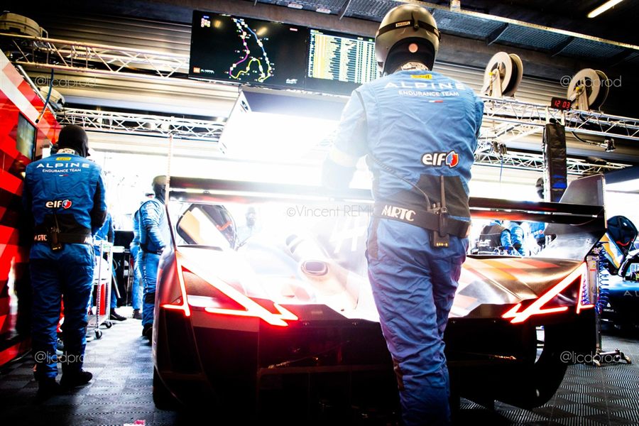 Unbox Alpine — tirage d'art The Lions, le staff Alpine Endurance Team autour de l'Hypercar au WEC Spa